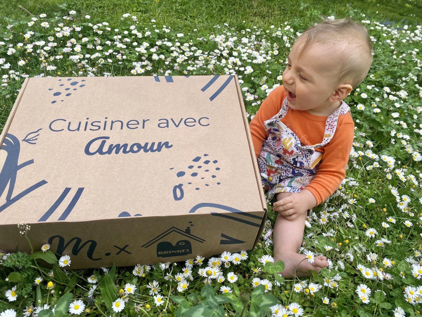 Bébé à côté d’une box de repas maison Cook’ala x Bringel