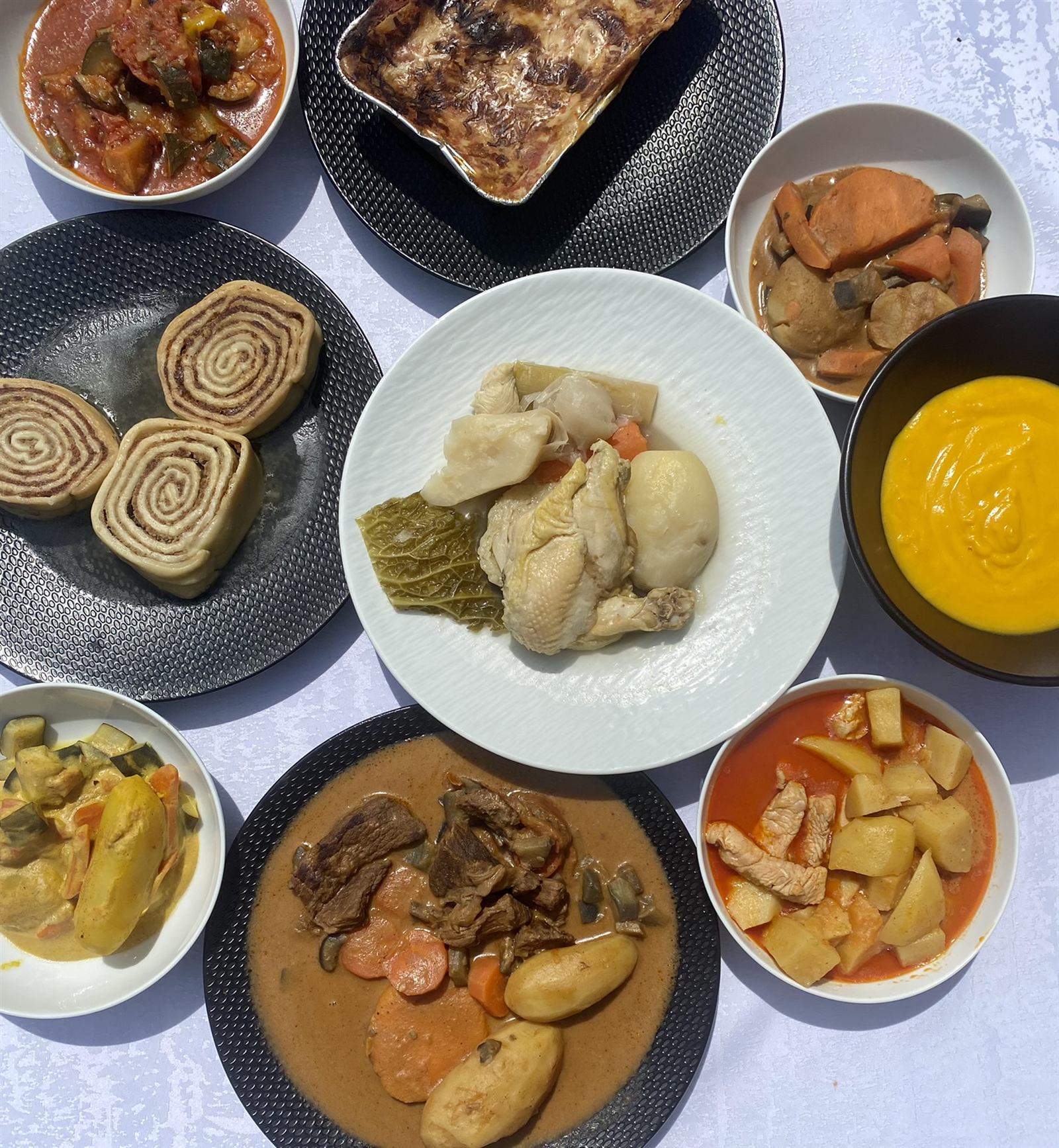 Sélection de plats maison colorés préparés par Cook'ala, prêts pour la semaine